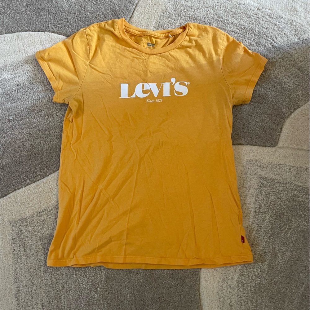 Levi’s tshirt